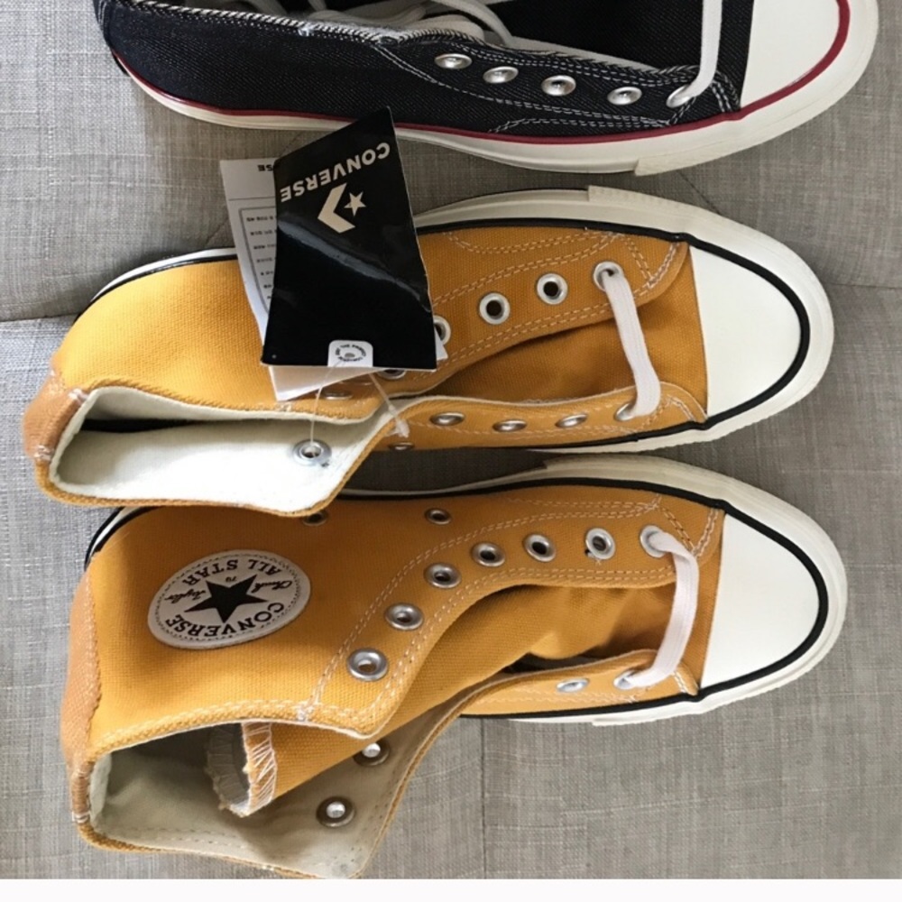 Brand new Converse w tags. Men’s 5.5 Women’s 7.5